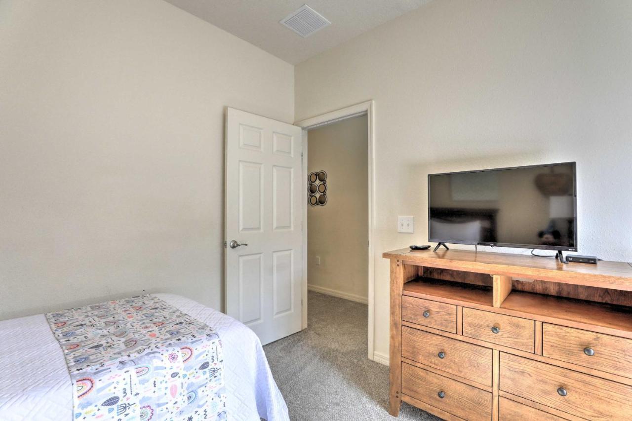 Lucaya Village Townhome With Pool, 6 Mi To Disney! Casa de férias *